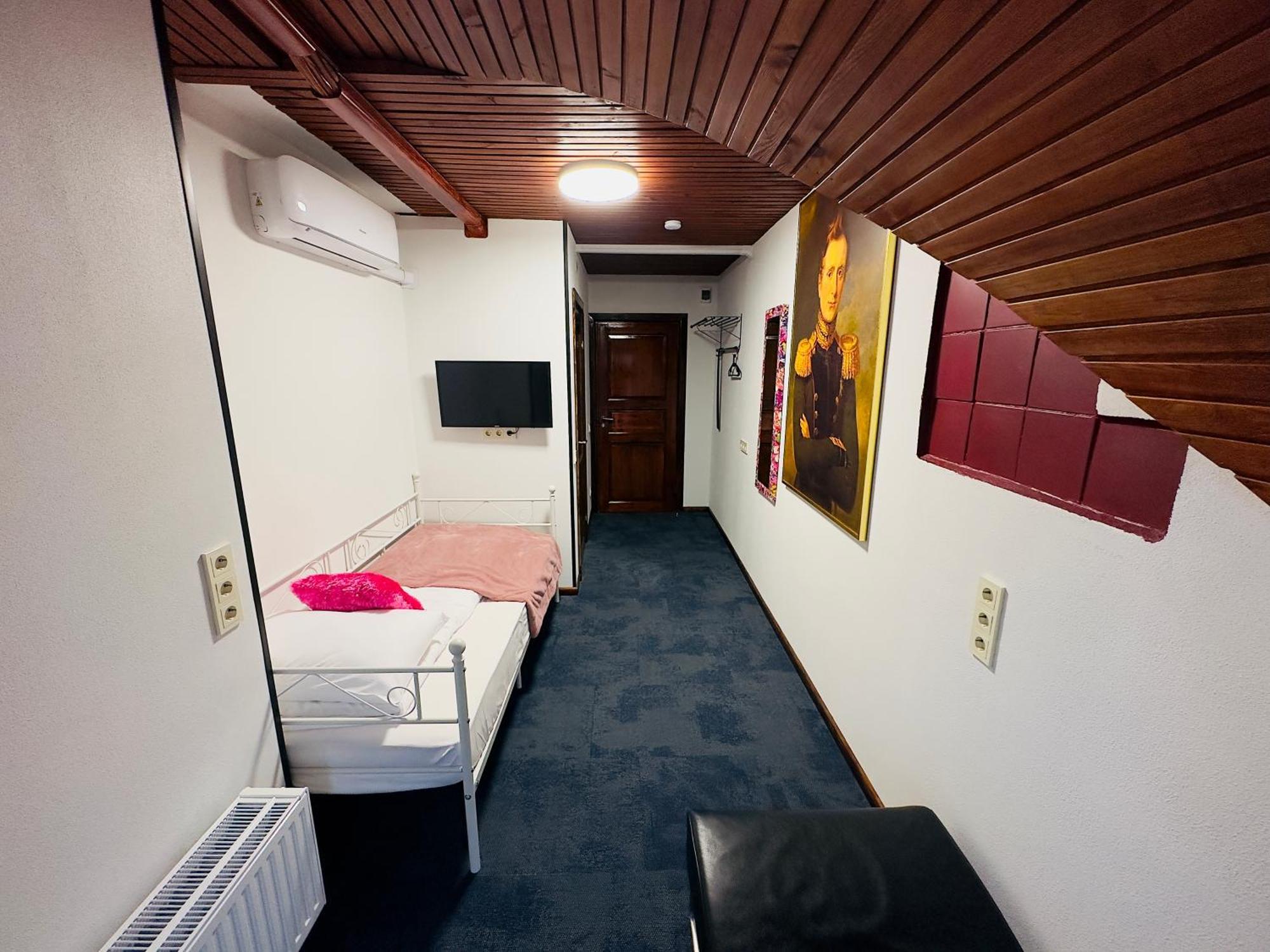 קובנה Broken Bed Hootel מראה חיצוני תמונה