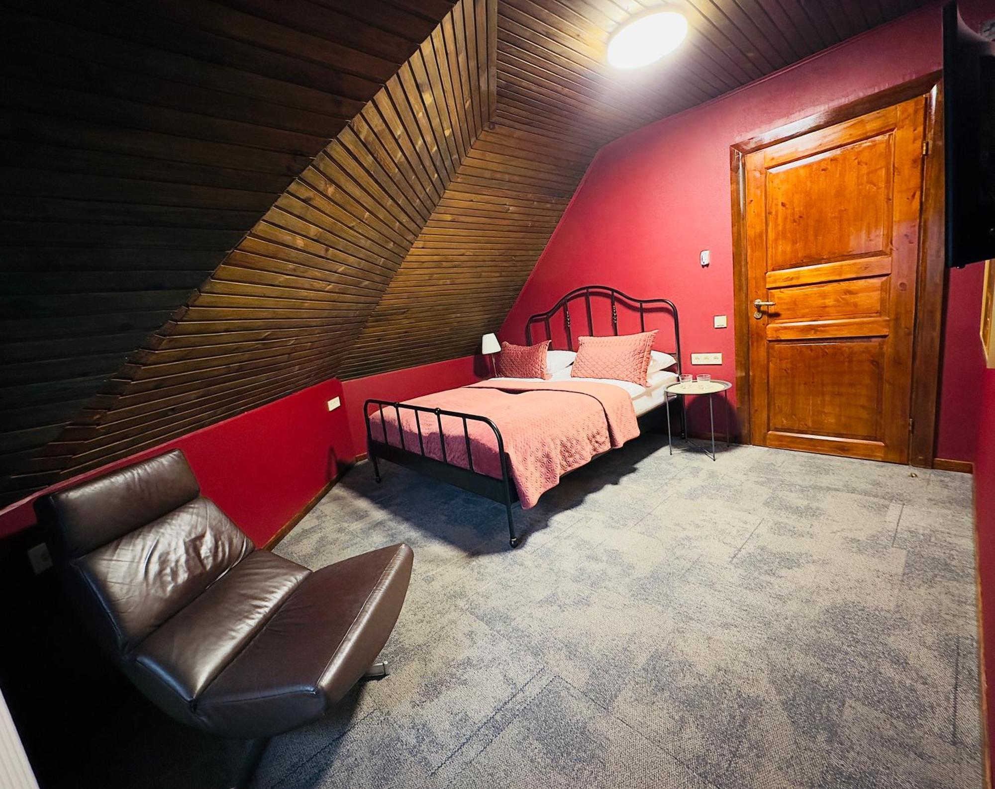 קובנה Broken Bed Hootel מראה חיצוני תמונה