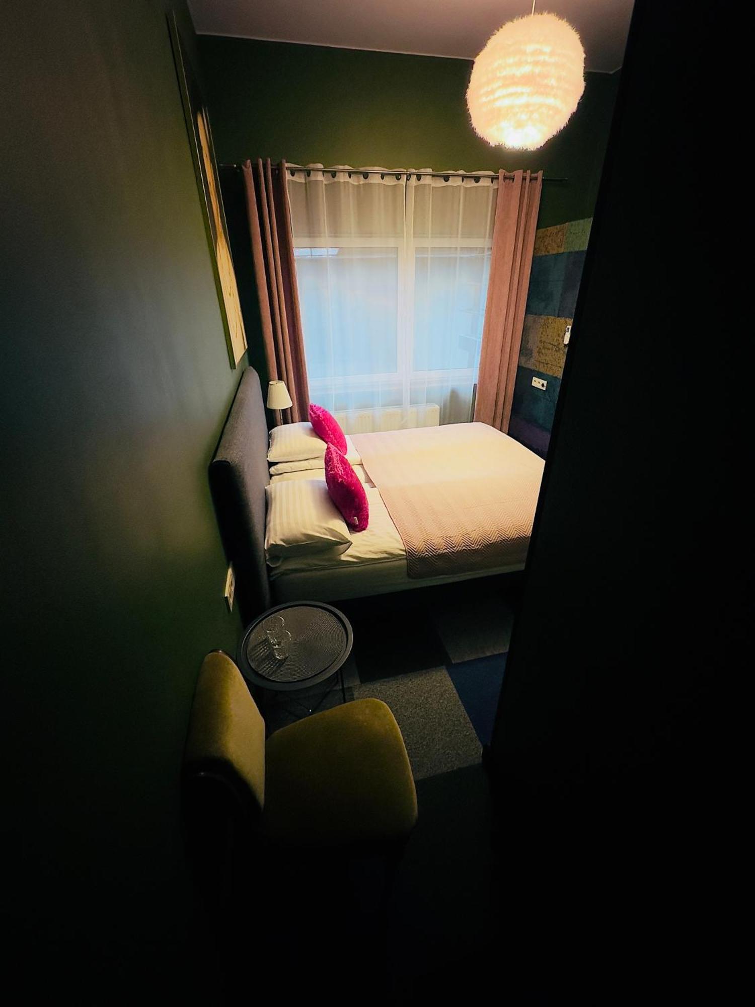 קובנה Broken Bed Hootel מראה חיצוני תמונה